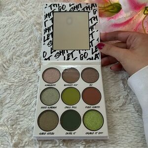BH Cosmetics Eyeshadow Palette with Mirror - Green and Neutral Shades